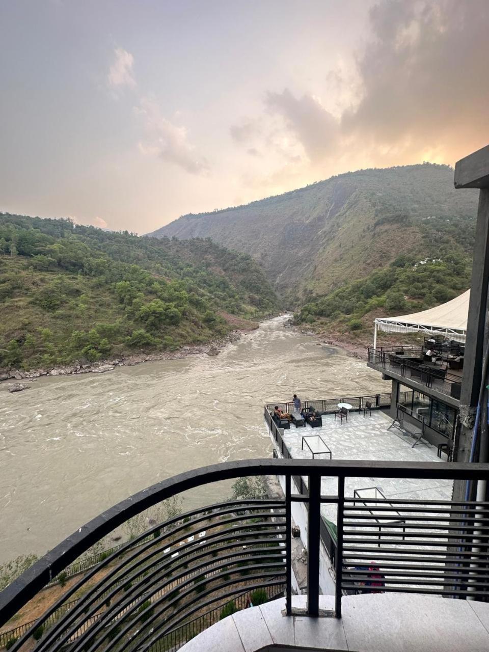 Hotel La Orilla Muzaffarabad Eksteriør billede